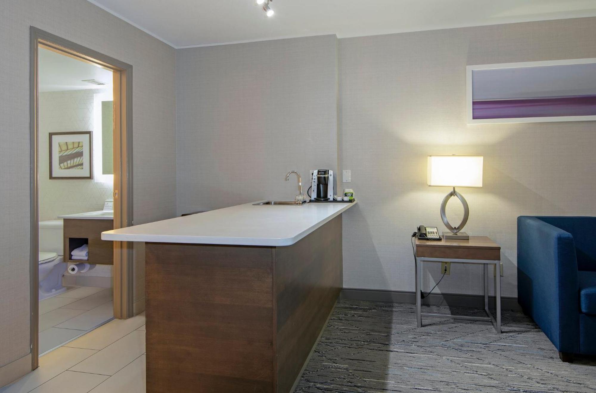 Holiday Inn Express Kamloops By Ihg מראה חיצוני תמונה