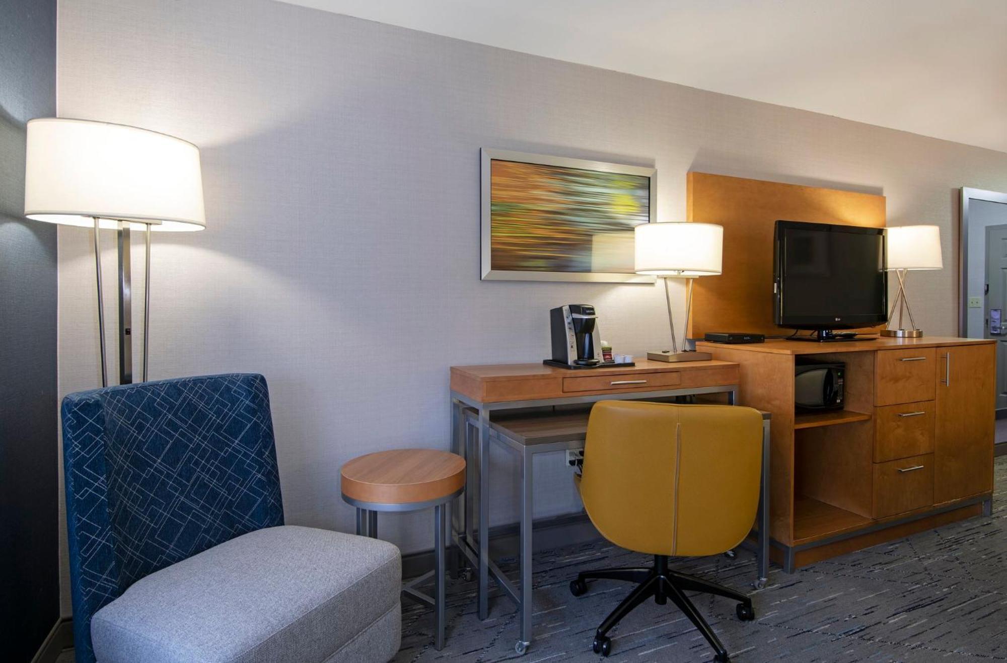 Holiday Inn Express Kamloops By Ihg מראה חיצוני תמונה