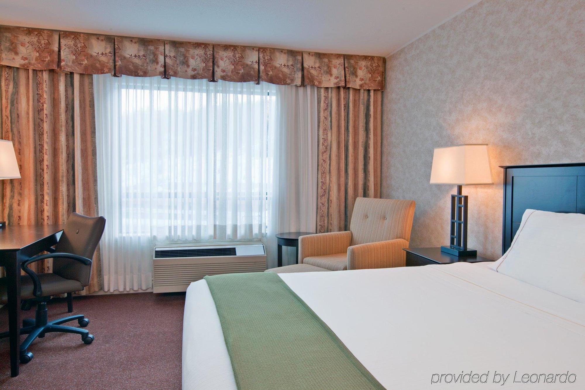 Holiday Inn Express Kamloops By Ihg מראה חיצוני תמונה